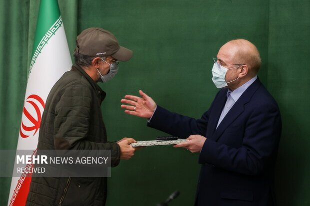 محمد باقر قالیباف رئیس مجلس شوراسی اسلامی  در حال تجلیل از هادی حجازی فر کارگردان فیلم سینمایی موقعیت مهدی در دیدار عوامل فیلم سینمایی موقعیت مهدی با رئیس مجلس شورای اسلامی است 