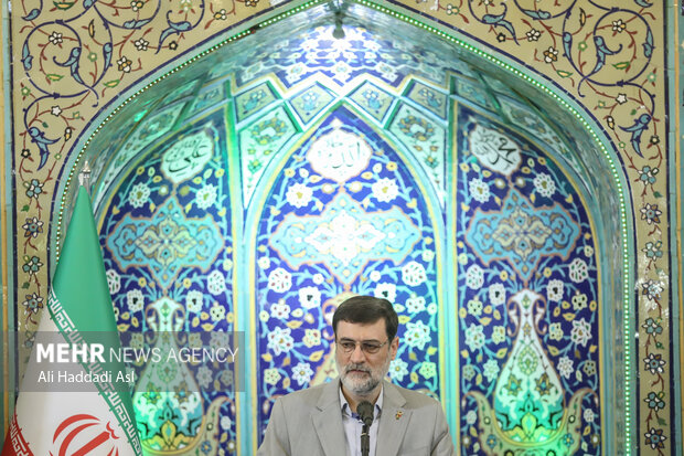 سید امیر حسین قاضی زاده هاشمی رئیس سازمان بنیاد شهید و امور ایثارگران در حال سخنرانی در مراسم تجلیل از خانواده شهدا و ایثارگران است