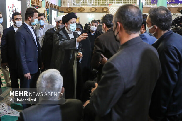 Raeisi attends ceremony to commemorate family of martyrs