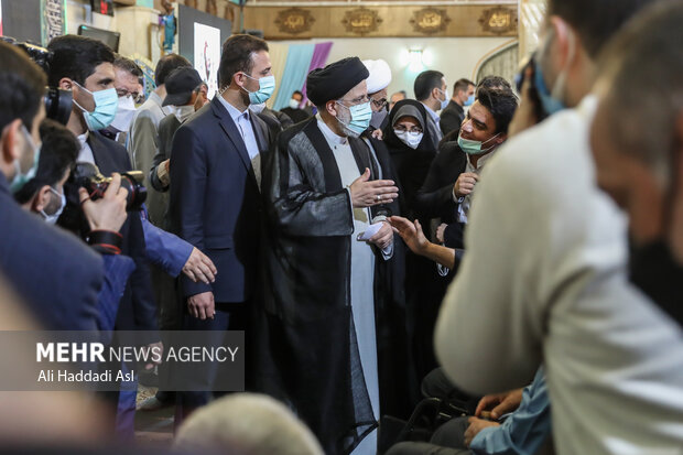 حجت الاسلام سبد ابراهیم رئیسی رئیس جمهور در جمع جانبازان هشت سال دفاع مقدس و در مراسم تجلیل از خانواده شهدا و ایثارگران حضور دارد