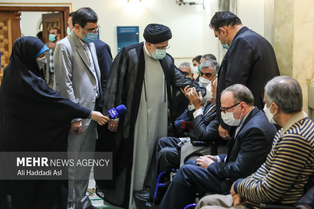 Raeisi attends ceremony to commemorate family of martyrs