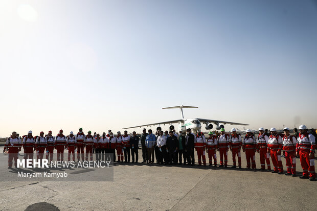 شرکت کنندگان در تمرین مشترک امداد هوایی تهران برای آمادگی مقابله با بلایای طبیعی در حال گرفتن عکس یادگاری هستند