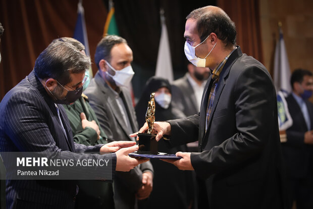در آیین اختتامیه هفتمین دوره جشنواره رسانه ای ابوذر از نفرات برگزیده تقدیر شد