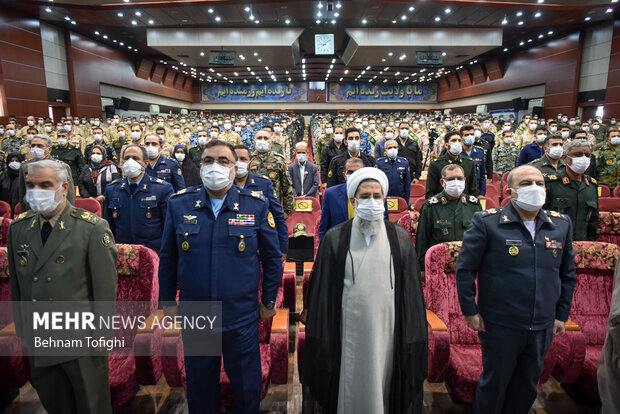 امیر خلبان واحدی فرمانده نیروی هوایی ارتش و حجت‌الاسلام والمسلمین محمد حسنی رئیس عقیدتی سیاسی ارتش در اختتامیه چهاردهمین جشنواره جوان سرباز حضور دارند