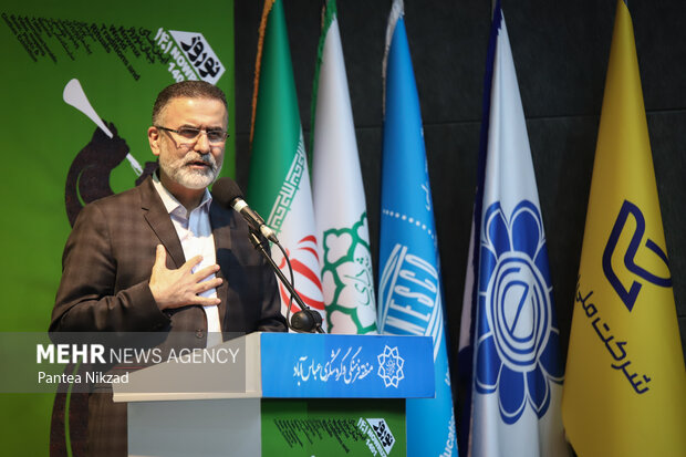 حجت الله ایوبی دبیر کل کمیسیون ملی یونسکو در حال سخنرانی درآیین نوروز ۱۴۰۱  در کوشک باغ هنر است