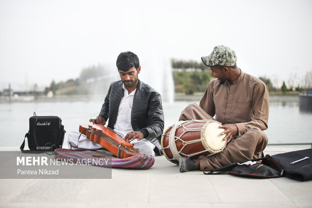آیین نوروز ۱۴۰۱ بعدظهر دوشنبه با اجرای گروه های موسیقی اقوام ایرانی در باغ هنر تهران برگزار شد
