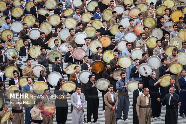 آیین نوروز ۱۴۰۱ بعدظهر دوشنبه با اجرای گروه های موسیقی اقوام ایرانی در باغ هنر تهران برگزار شد