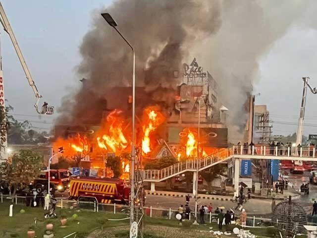 لاہور میں شاپنگ پلازہ میں آگ لگنے سے کروڑوں روپے کا سامان جل کر خاکستر ہوگیا