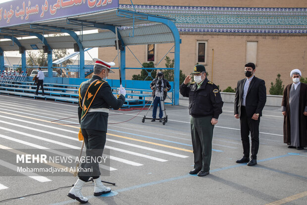 سردار حسین اشتری فرمانده کل انتظامی کشور درحال احترام نظامی در رزمایش نوروزی و خدمات سفر ۱۴۰۱ است