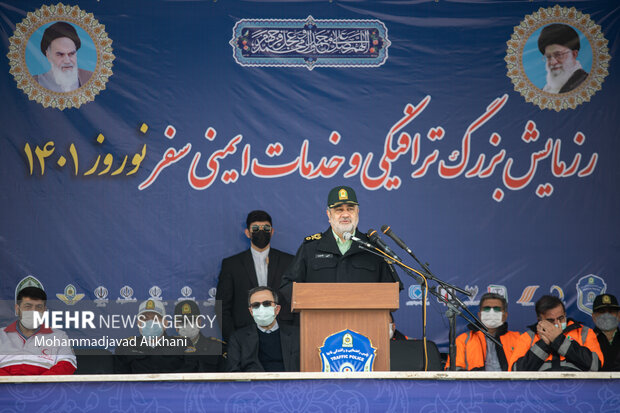 سردار حسین اشتری فرمانده کل انتظامی کشور درحال سخنرانی در رزمایش نوروزی و خدمات سفر ۱۴۰۱ است