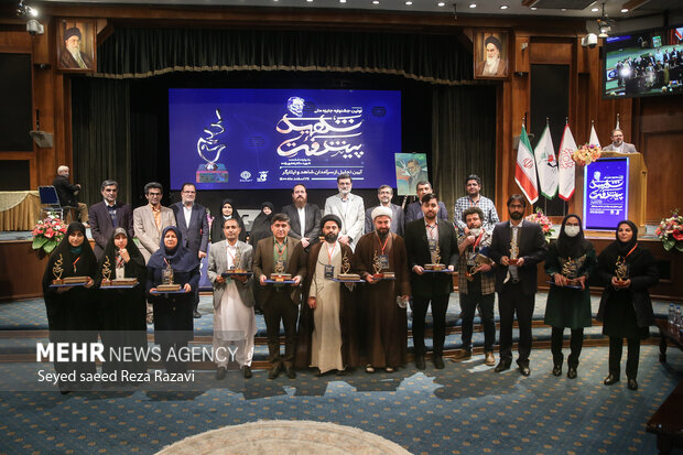  تجلیل شدگان مراسم اولین جشنواره جایزه ملی شهید پیشرفت در حال گرفتن عکس یادگاری هستند