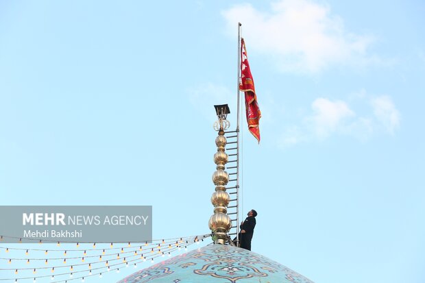 آیین تعویض پرچم مسجد مقدس جمکران در آستانه نیمه شعبان