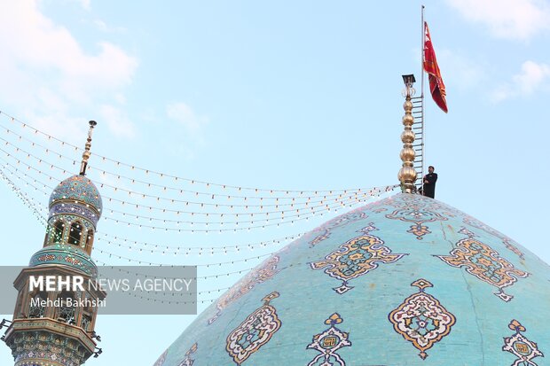 آیین تعویض پرچم مسجد مقدس جمکران در آستانه نیمه شعبان