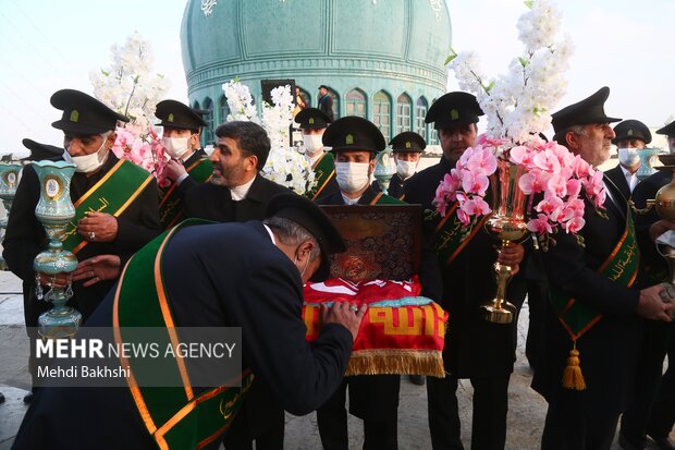 آیین تعویض پرچم مسجد مقدس جمکران در آستانه نیمه شعبان