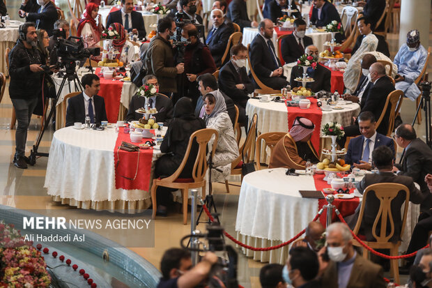 جشن نوروزی دیپلماتیک ۱۴۰۱ با حضور سفرای خارجی مقیم تهران در باشگاه دیپلماتیک برگزار شد.