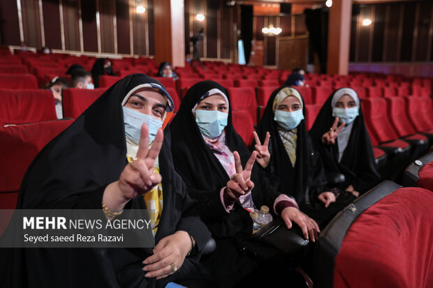 جشن پایان سال 1400  خانواده بزرگ گروه رسانه ای مهر شامگاه امروز در تالار اندیشه حوزه هنری برگزار شد