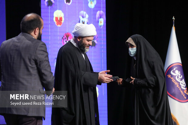 جشن پایان سال ۱۴۰۰خانواده بزرگ گروه رسانه ای مهر شامگاه امروز در تالار اندیشه حوزه هنری برگزار شد