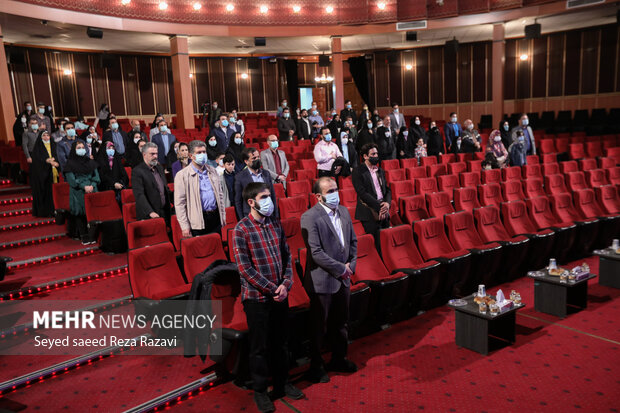  در ابتدای این مراسم محمد شجاعیان مدیرعامل گروه رسانه ای مهر و سایر مدعوین در حال ادای احترام به سرود مقدس جمهوری اسلامی ایران هستند 