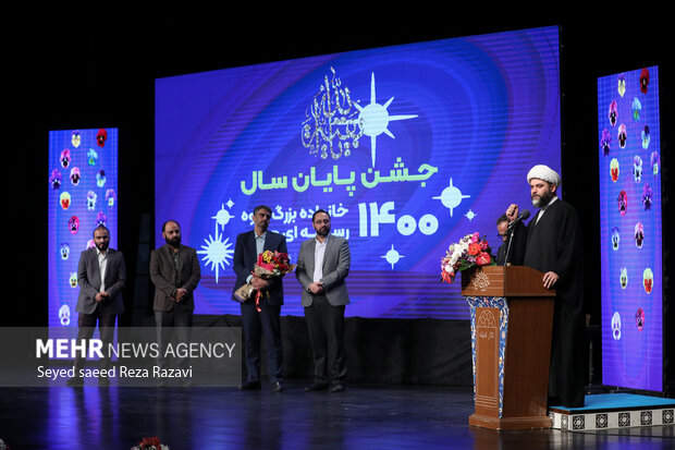  حجت‌الاسلام‌والمسلمین محمد قمی رئیس سازمان تبلیغات اسلامی در حال سخنرانی در مراسم جشن پایان سال 1400  خانواده بزرگ گروه رسانه ای مهر است