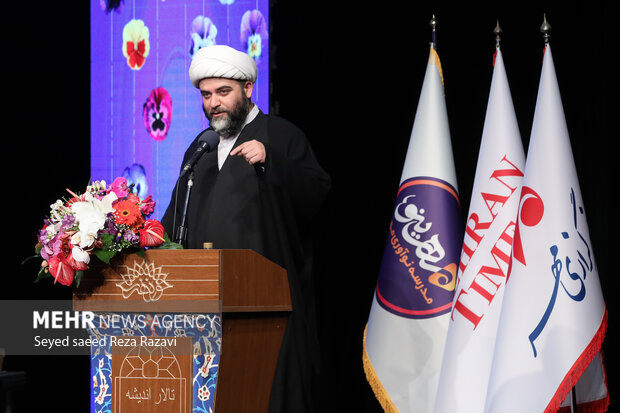  حجت‌الاسلام‌والمسلمین محمد قمی رئیس سازمان تبلیغات اسلامی در حال سخنرانی در مراسم جشن پایان سال 1400  خانواده بزرگ گروه رسانه ای مهر است