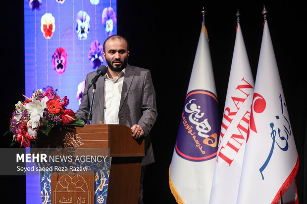  محمد شجاعیان مدیرعامل گروه رسانه ای مهر در حال سخنرانی در مراسم جشن پایان سال ۱۴۰۰ خانواده بزرگ گروه رسانه ای مهر است