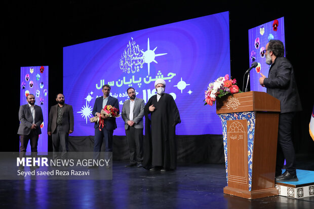 جشن پایان سال ۱۴۰۰ خانواده بزرگ گروه رسانه ای مهر شامگاه امروز در تالار اندیشه حوزه هنری برگزار شد