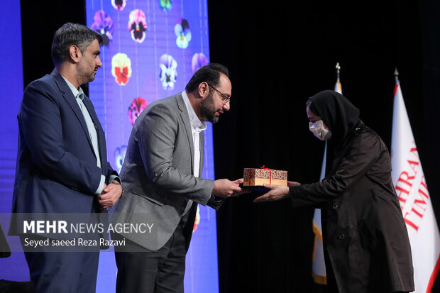 جشن پایان سال 1400  خانواده بزرگ گروه رسانه ای مهر شامگاه امروز در تالار اندیشه حوزه هنری برگزار شد