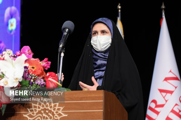  همسر مرحوم دکتر رضا مقدسی در حال سخنرانی در مراسم جشن پایان سال ۱۴۰۰  خانواده بزرگ گروه رسانه ای مهر است