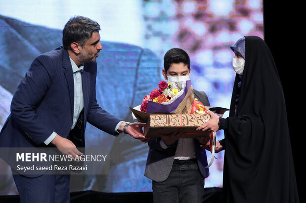  درمراسم جشن پایان سال ۱۴۰۰خانواده بزرگ گروه رسانه ای مهر  این مراسم از خانواده مرحوم دکتر رضا مقدسی تجلیل بعمل آمد