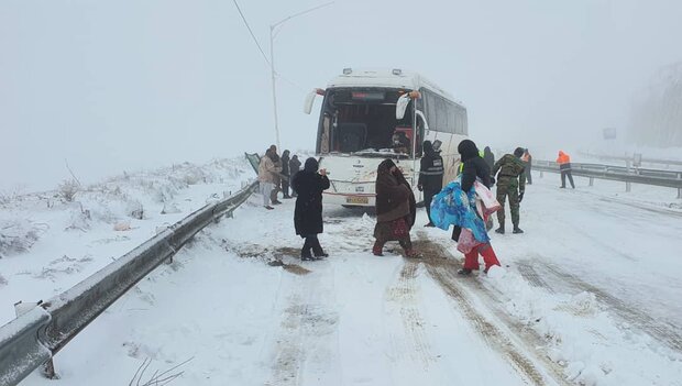 غافلگیری مسافران نوروزی از برف نیم متری در اهر