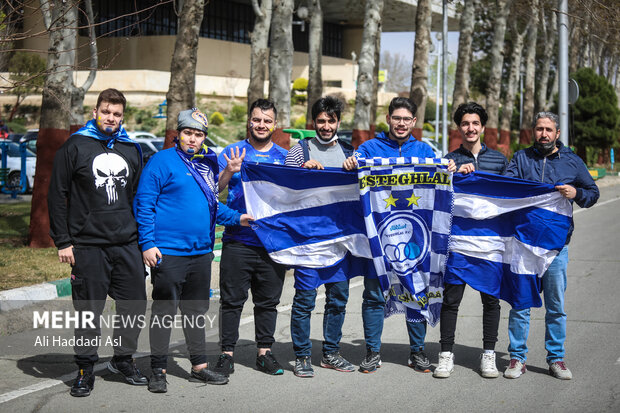 پس از مدت‌ها که دربی‌های پایتخت بدون هواداران دو تیم استقلال و پرسپولیس برگزار می‌شد، هواداران این بار در دربی ۹۸ اجازه حضور در ورزشگاه آزادی تهران را پیدا کردند