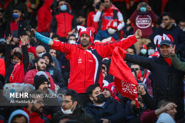 پس از مدت‌ها که دربی‌های پایتخت بدون هواداران دو تیم استقلال و پرسپولیس برگزار می‌شد، هواداران این بار در دربی ۹۸ اجازه حضور در ورزشگاه آزادی تهران را پیدا کردند