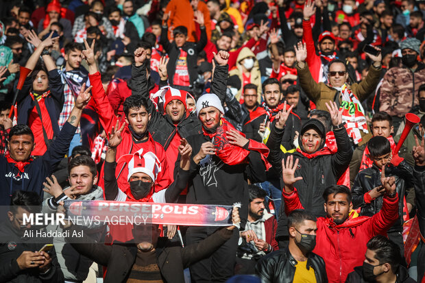 پس از مدت‌ها که دربی‌های پایتخت بدون هواداران دو تیم استقلال و پرسپولیس برگزار می‌شد، هواداران این بار در دربی ۹۸ اجازه حضور در ورزشگاه آزادی تهران را پیدا کردند