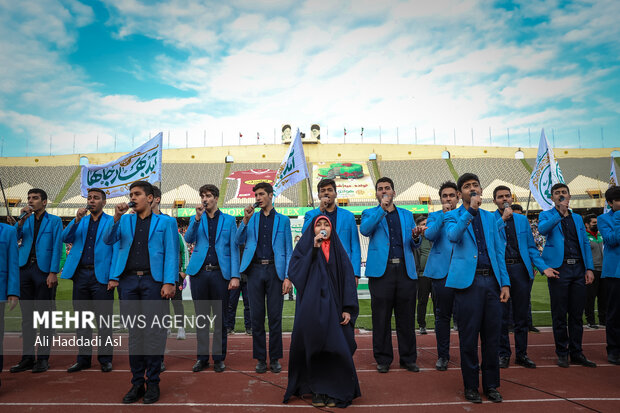 پس از مدت‌ها که دربی‌های پایتخت بدون هواداران دو تیم استقلال و پرسپولیس برگزار می‌شد، هواداران این بار در دربی ۹۸ اجازه حضور در ورزشگاه آزادی تهران را پیدا کردند