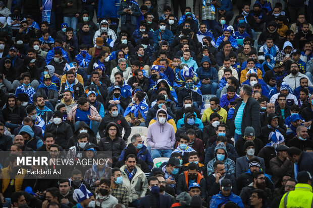 پس از مدت‌ها که دربی‌های پایتخت بدون هواداران دو تیم استقلال و پرسپولیس برگزار می‌شد، هواداران این بار در دربی ۹۸ اجازه حضور در ورزشگاه آزادی تهران را پیدا کردند