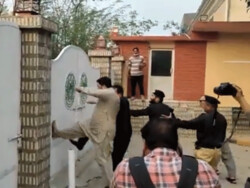 پاکستان میں حکمراں جماعت پی ٹی آئی کارکنان کا سندھ ہاؤس پر حملہ