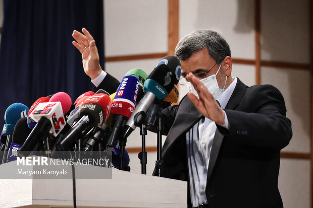 محمود احمدی نژاد در دومین روز ثبت‌نام داوطلبان دوره سیزدهم انتخابات ریاست‌جمهوری در محل وزارت کشور حضور پیدا کرد