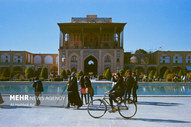 یکی از اصلی ترین نمادهای شهر اصفهان و میدان نقش جهان دوچرخه است که از دیرباز تاکنون در این میدان مورد استفاده قرار می گرفته