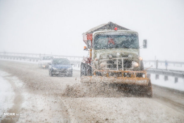 نجات ۲۰۰ خودروی مسافران نوروزی از برف و کولاک اهر