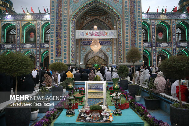 مراسم تحویل سال ۱۴۰۱ در آستان مقدس امامزاده صالح تجریش با حضور اقشار مختلف مردم  برگزار شد