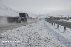 ۱۱۲نفر گرفتار برف در محورهای استان سمنان/ ۳۲ خودرو امداد رسانی شد