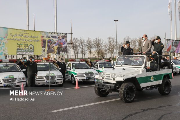 سردار رضایی، سردار رحیمی و محسن منصوری استاندار تهران در حال دیدن سان در رزمایش اقتدار نوروزی پلیس تهران هستند