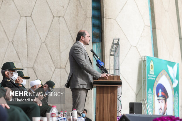 محسن منصوری استاندار تهران  در حال سخنرانی در رزمایش اقتدار نوروزی پلیس تهران است