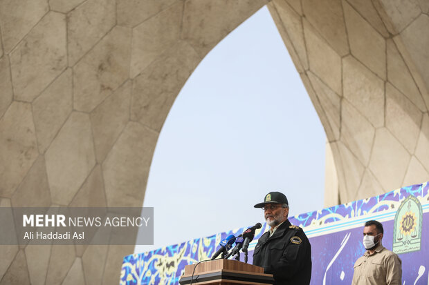 سردار رضایی جانشین فرماندهی ناجا در حال سخنرانی در رزمایش اقتدار نوروزی پلیس تهران است