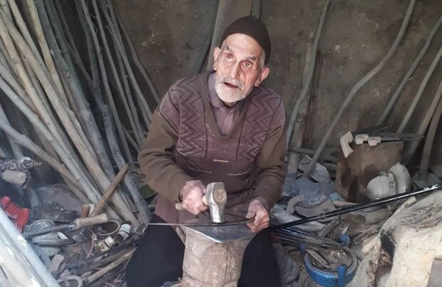 میراث ناملموس مهارت سنتی آهنگری در شهر برزک از توابع کاشان