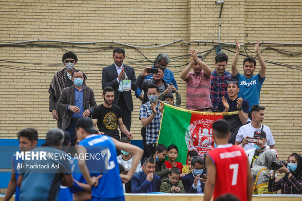 طرفداران تیم ملی افغانستان در مسابقات هندبال ساحلی قهرمانی آسیا ، بعد از اتمام مسابقه بازیکنان تیم شان را تشویق می کنند 