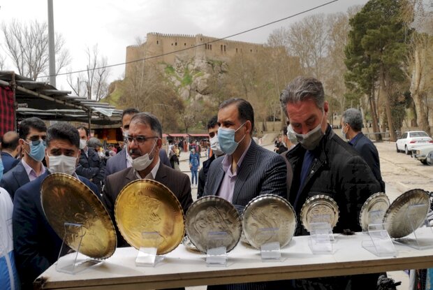 استقبال گردشگران از برگزاری برنامه‌های فرهنگی در قلعه فلک‌الافلاک