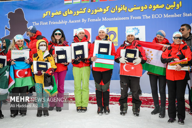 در انتهای مراسم دو روزه از بانوان کوهنورد کشورهای عضو اکو تقدیر به عمل آمد