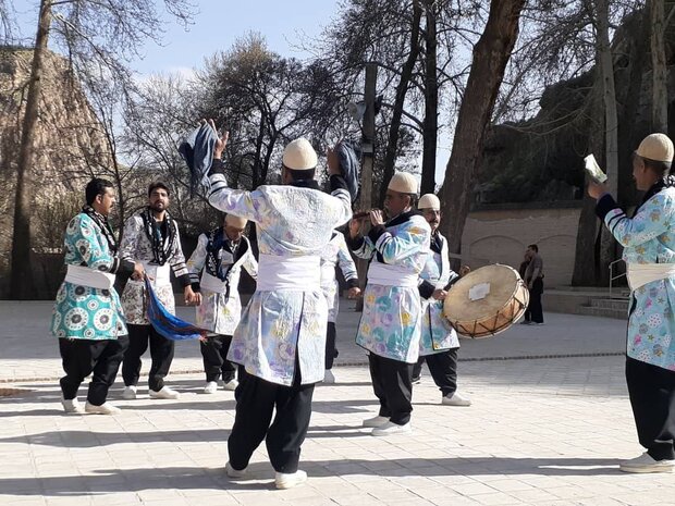 اجرای موسیقی محلی در محوطه باغ تاریخی گلستان