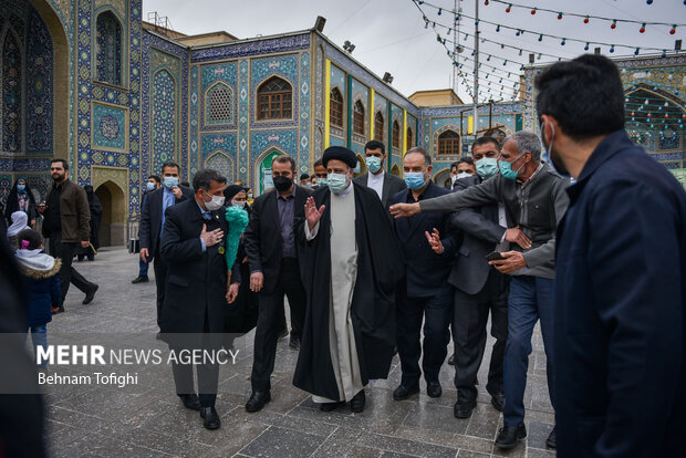 حجت الاسلامسید ابراهیم رئیسی، رئیس جمهور در حال ورود به مراسم یادبود  آیت الله محمد محمدی ری شهری است